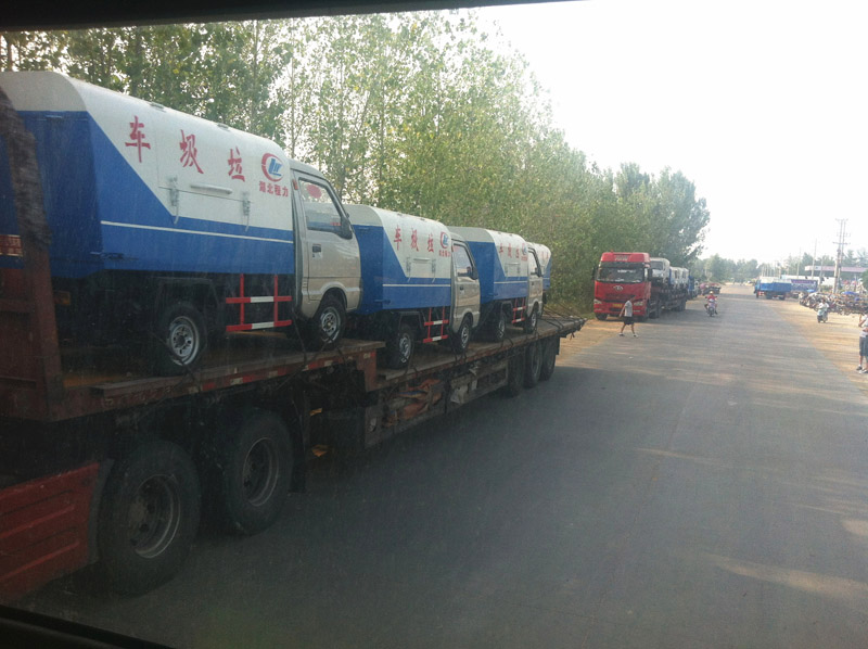 圖為準(zhǔn)備發(fā)車至山西的小型<a href=http://www.75419.cn/ljc target=_blank class=infotextkey>垃圾車</a>