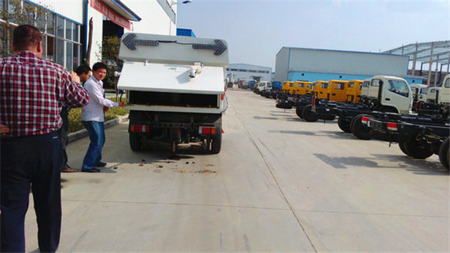 內(nèi)蒙客商正在參觀五十鈴<a href=http://www.75419.cn/saoluche/ target=_blank class=infotextkey>掃路車</a>