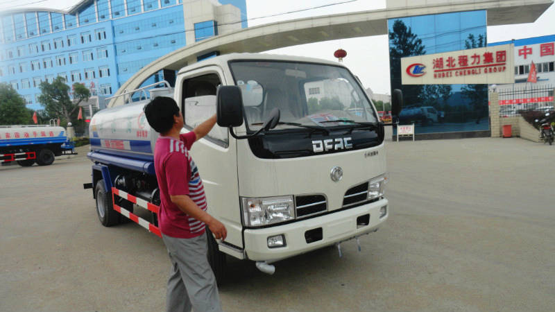正在給5噸<a href=http://www.75419.cn/ssc target=_blank class=infotextkey>灑水車</a>做出廠前準備