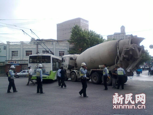 一輛19路電車在新閘路成都北路路口被一輛水泥<a href=http://www.75419.cn/jbc/ target=_blank class=infotextkey>攪拌車</a>攔腰撞擊，車毀嚴(yán)重。通訊員 殷佳維 攝