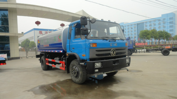 程力廠門 前的東風153<a href=http://www.75419.cn/ssc target=_blank class=infotextkey>灑水車</a>